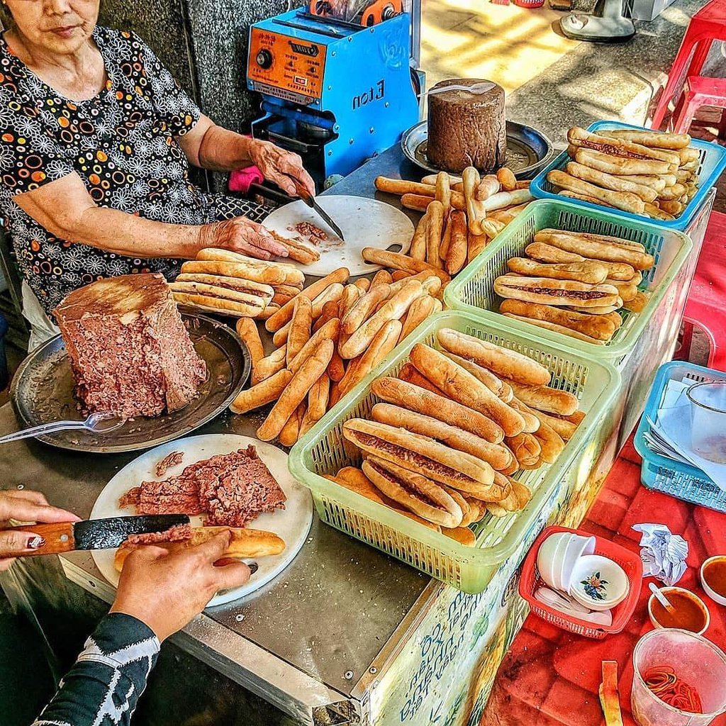 Bánh Mì Cay Bà Già