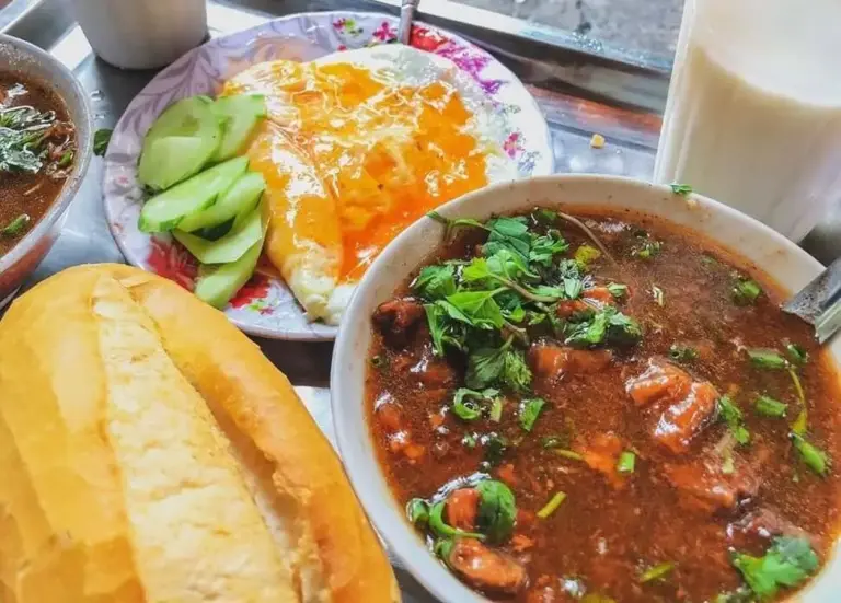Điểm Qua Top 6 Địa Điểm Bán Bánh Mì Sốt Vang Hà Nội