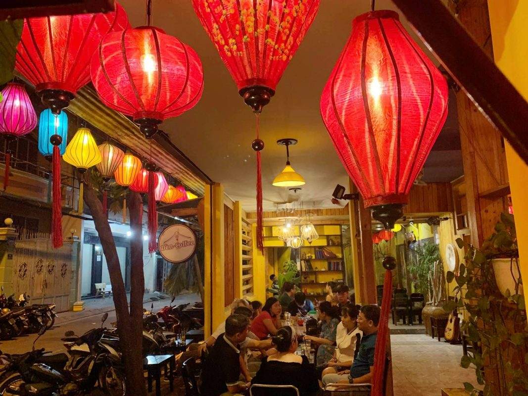 Decor quán cafe bằng đèn lồng