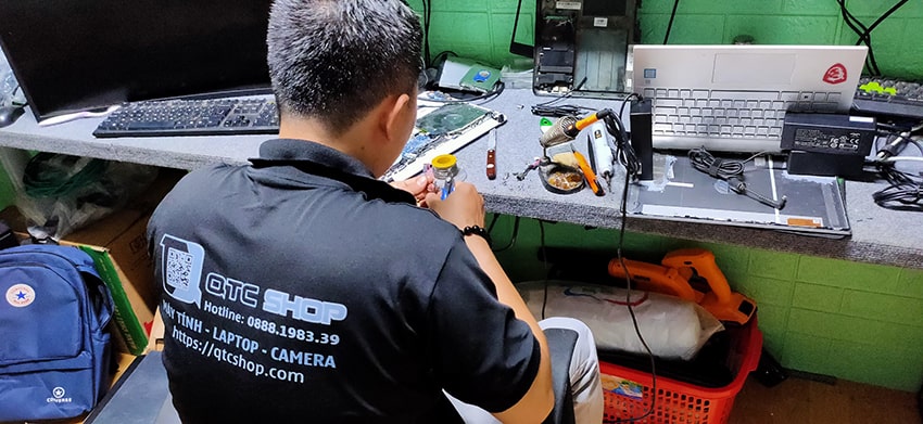 qtc-tech-trung-tam-sua-chua-may-tinh-laptop-min QTC Tech sẽ đưa ra giải pháp sửa chữa phù hợp nhất. Nếu vấn đề có thể khắc phục mà không cần thay thế linh kiện mới, kỹ thuật viên sẽ ưu tiên thực hiện sửa chữa để tiết kiệm chi phí cho bạn.