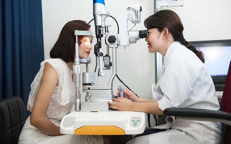 dau-hieu-can-di-kham-mat-dinh-ky-1 Dấu Hiệu Cần Đi Khám Mắt Định Kỳ