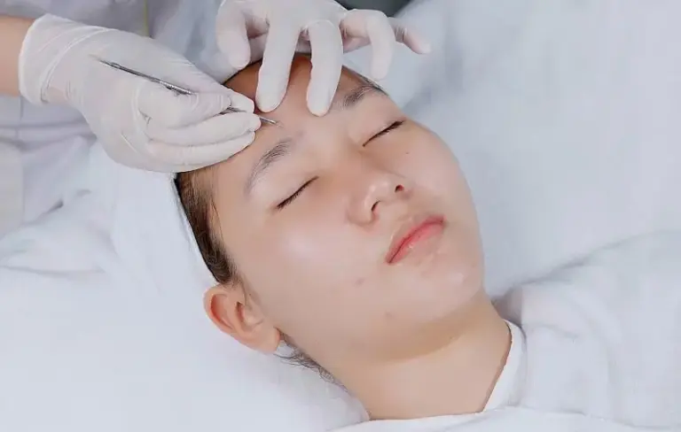 Tới tháng có nên đi spa nặn mụn không? Lợi ích & các nguy cơ