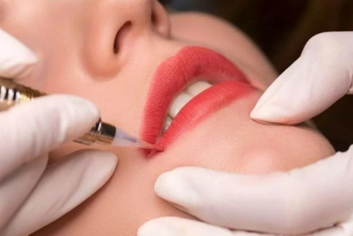 Xăm môi có đánh răng được không? Cách đánh răng sau khi xăm môi