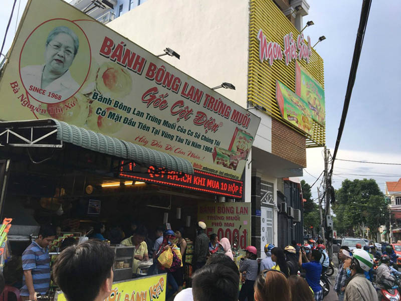 bánh kẹo đặc sản Vũng Tàu Bánh Bông Lan Trứng Muối Gốc Cột Điện là nơi thu hút nhiều khách du lịch