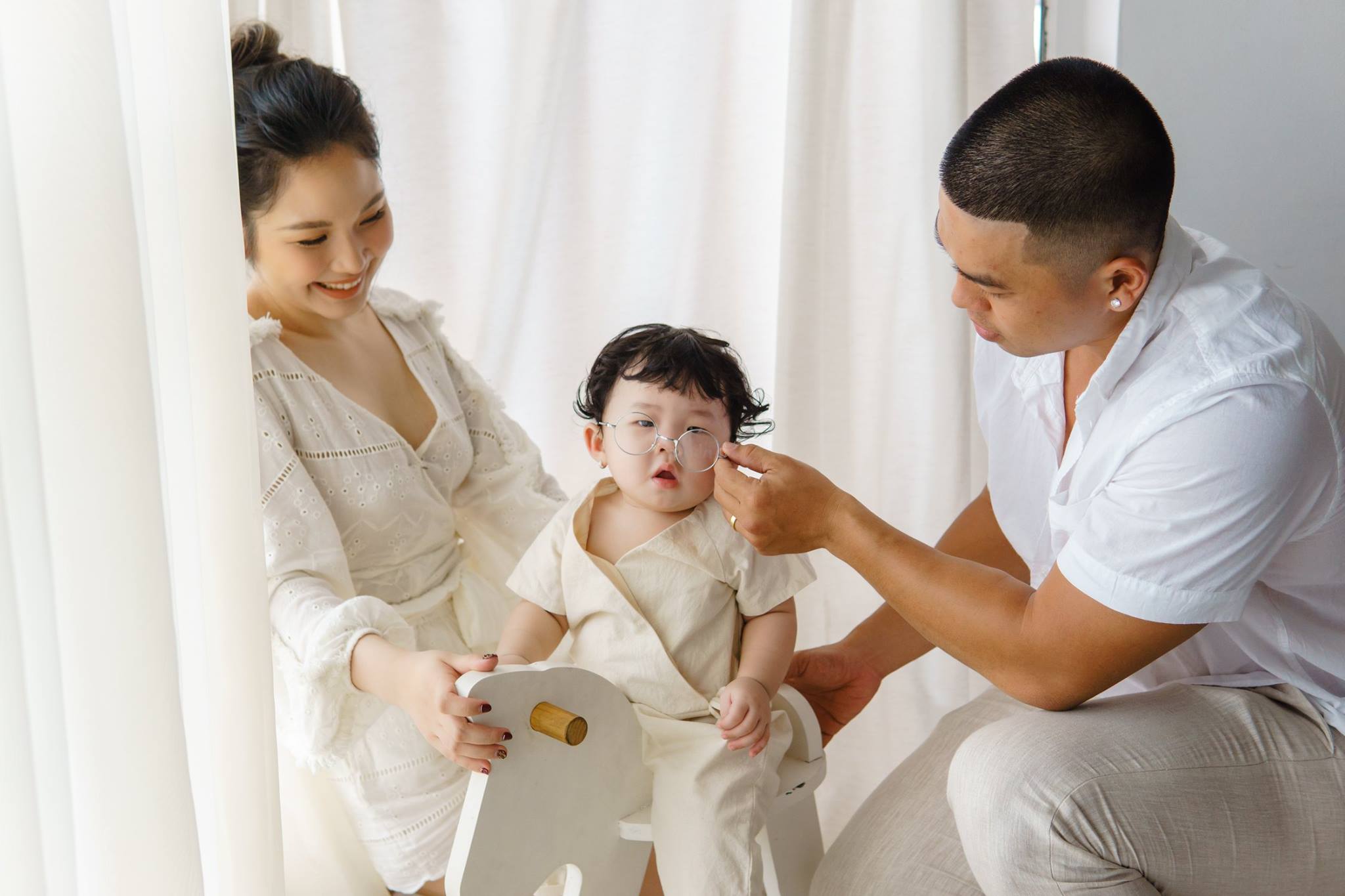chụp ảnh cho bé tại hải dương chụp ảnh cùng bố mẹ
