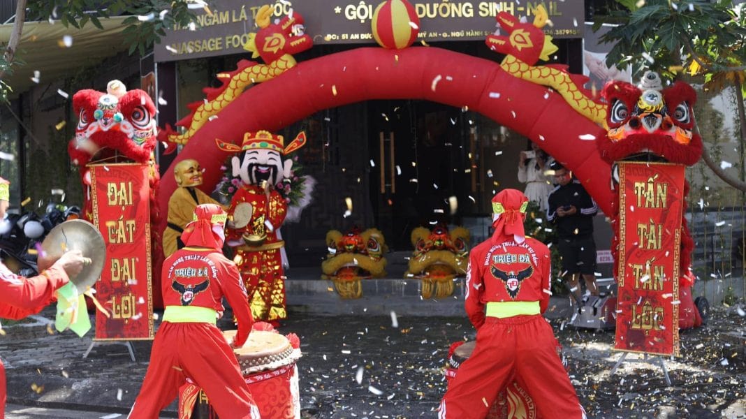 múa lân khai trương Đà Nẵng Đoàn lân nghê thuật sư rồng Triệu Đà