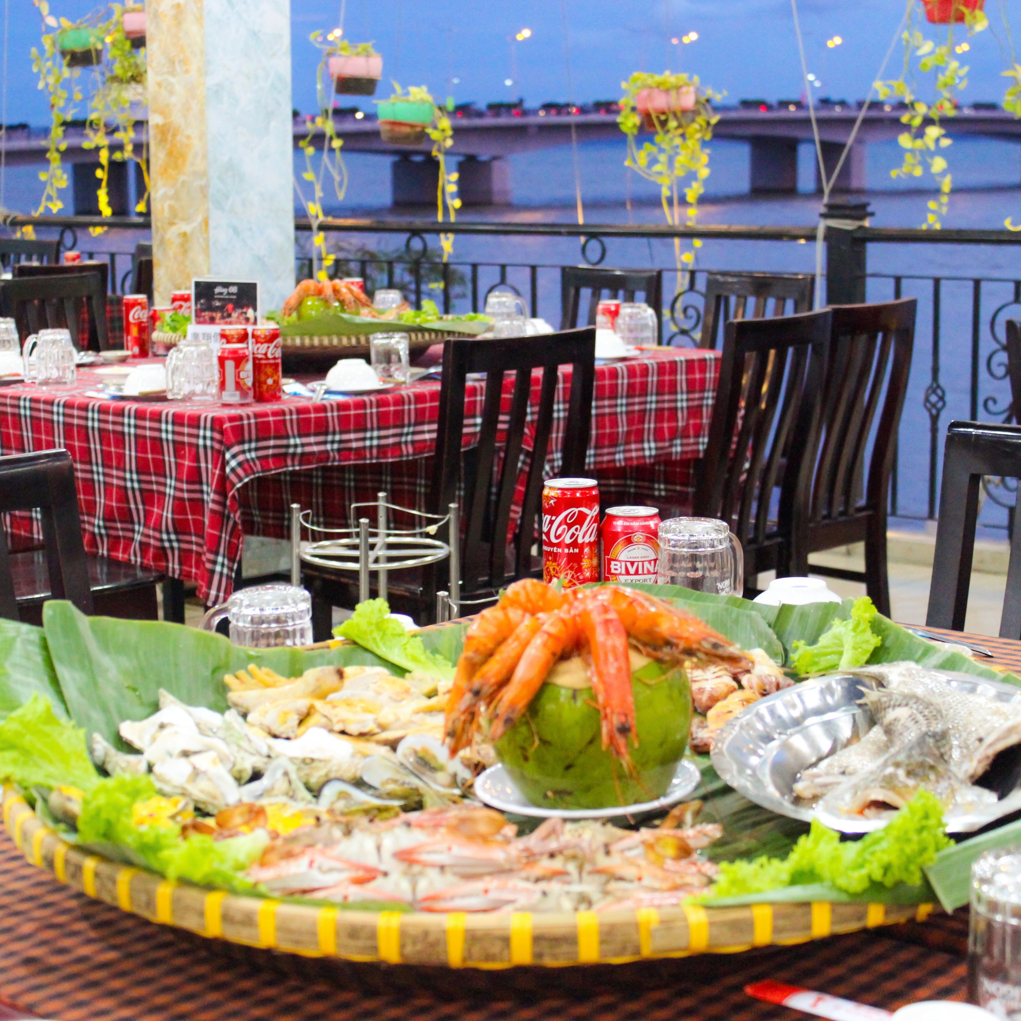 Nhà hàng ven sông Nha Trang