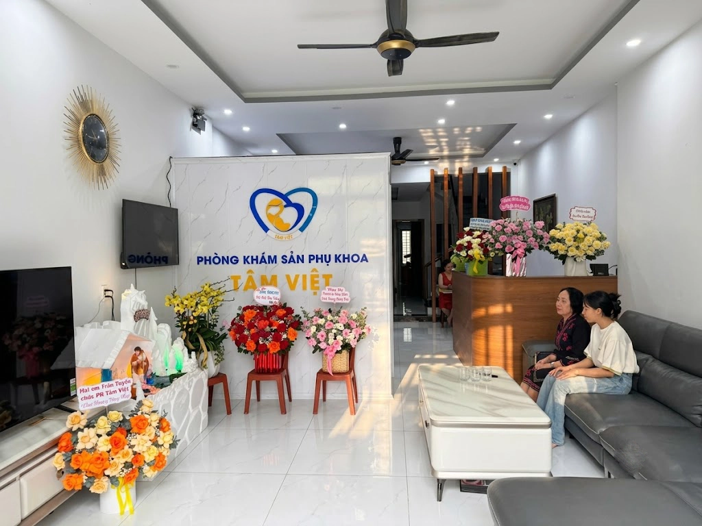 Phòng khám với cơ sở vật chất khang trang, khu vực chờ thoải mái.